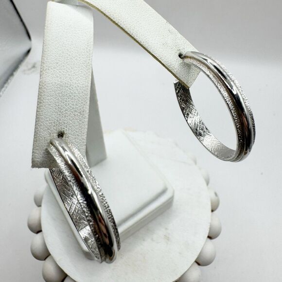 Sarah Coventry Vintage Silver Tone Textured Hoops Hoop Earrings - Picture 10 of 10